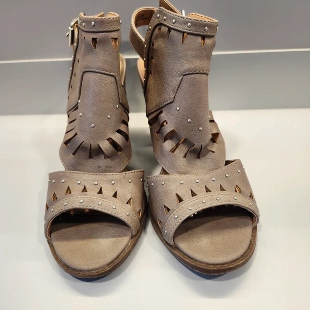 Elegant Women's Cutout Heels - Taupe